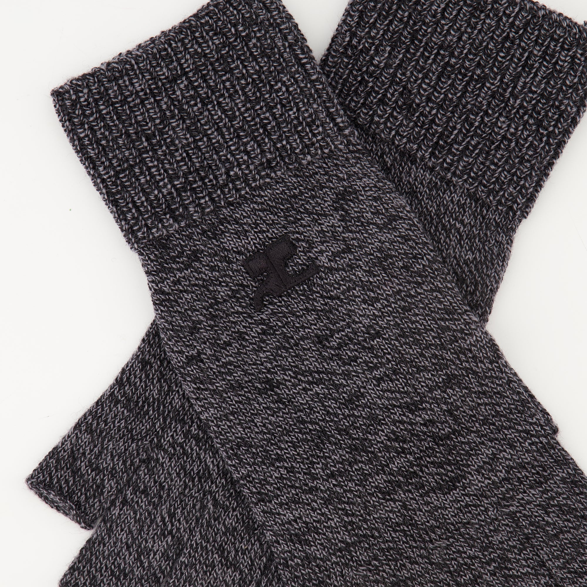 Image of the AC mittens from the Courrèges brand for Unisex - Autumn-Winter 2025 - Detailed View_2