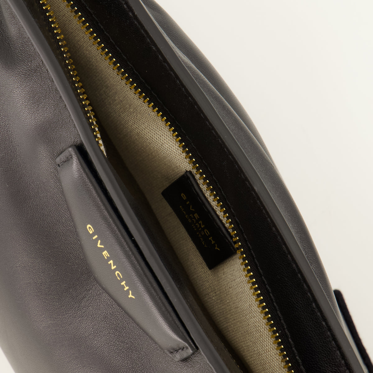 Pochettes Antigona Bomber Schwarze Tasche Givenchy Noir Femme