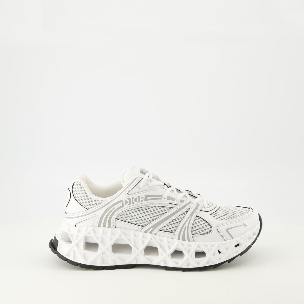 Imagen de las Zapatillas Blancas B35 de Dior para Hombre - Temporada Primavera-Verano 2026 - Vista lateral derecha