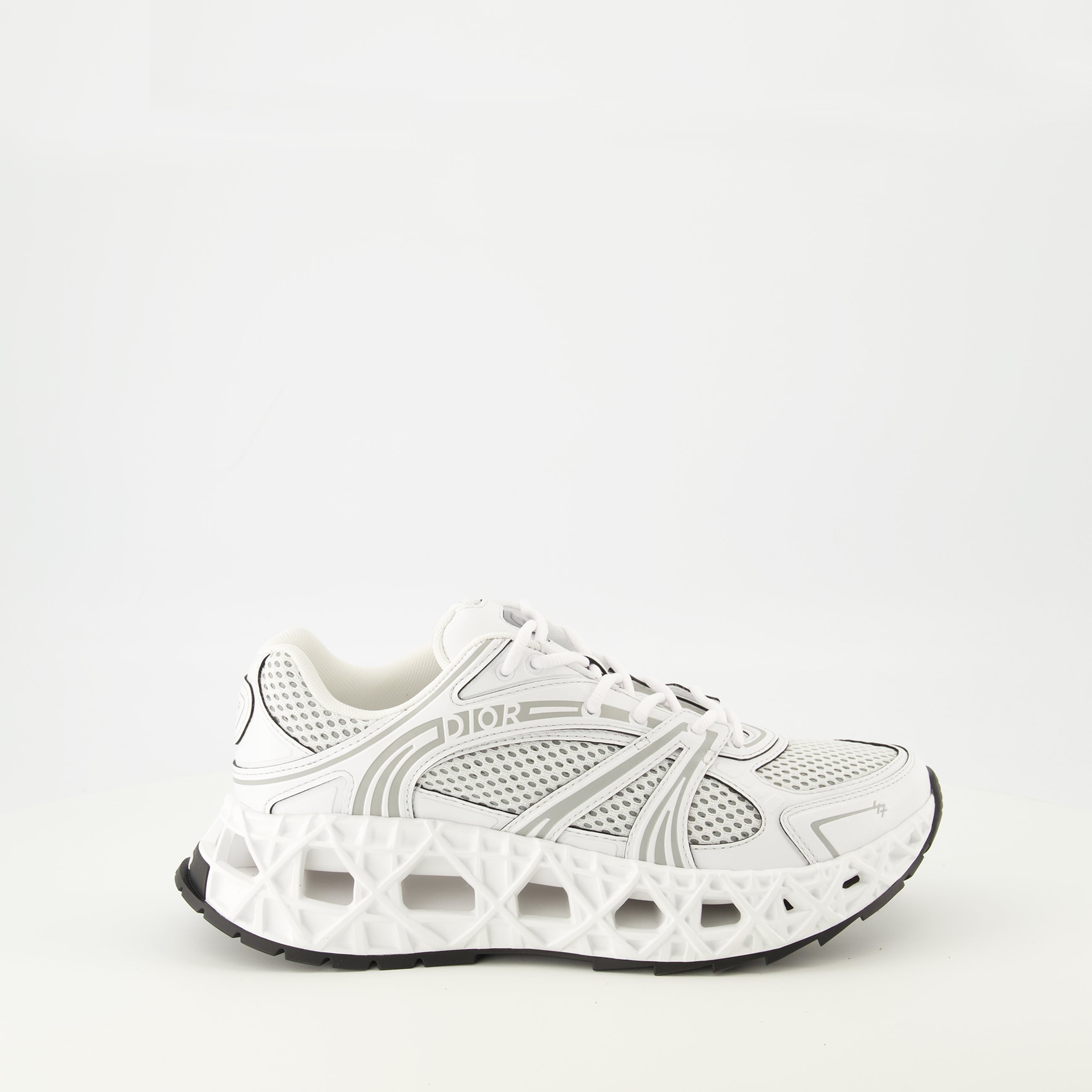 Image of the Dior Men's B35 White Sneakers - Spring-Summer 2026 - Right Side View
