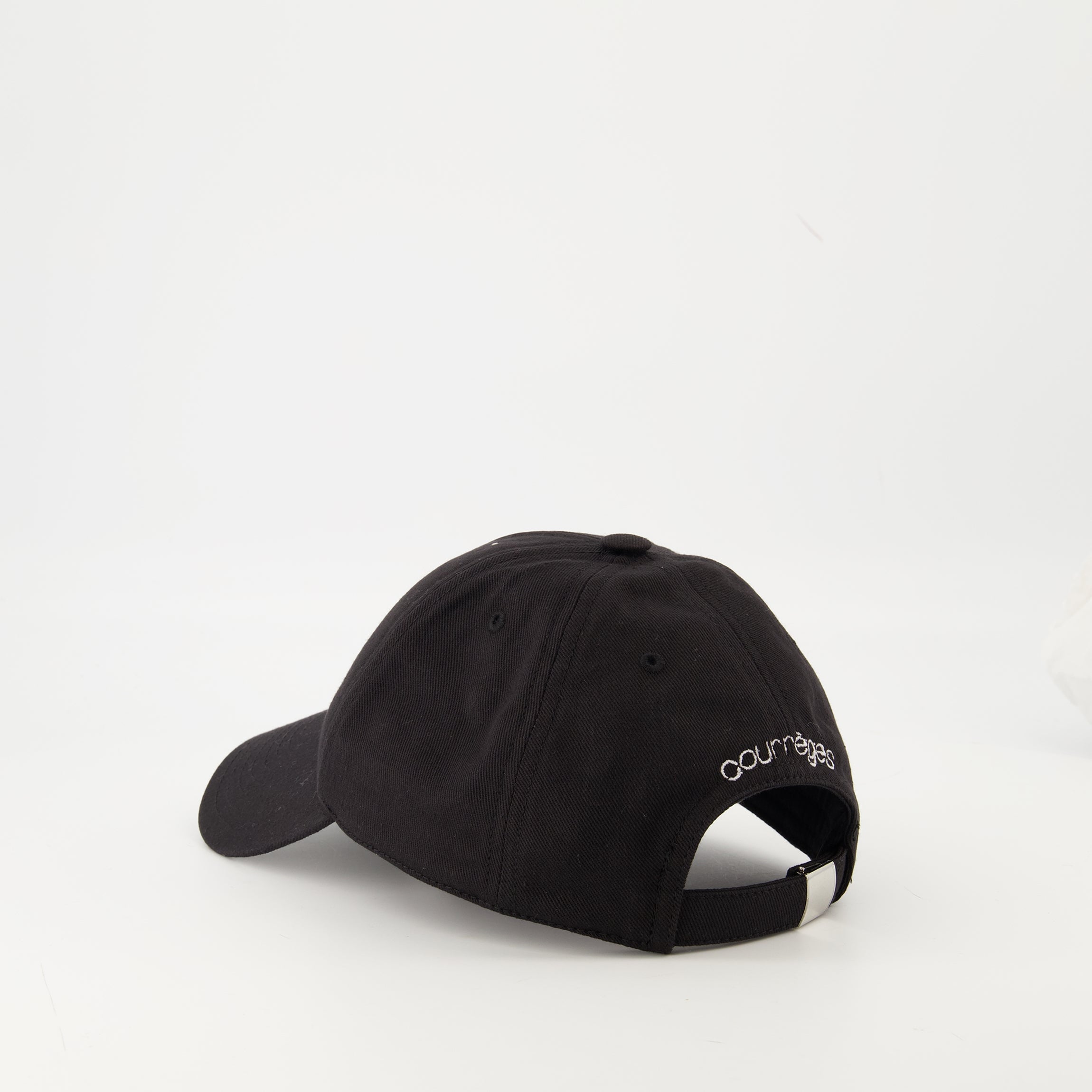 Image of the embroidered cap by Courrèges for Unisex - Autumn-Winter Season 2025 - Detailed View_2