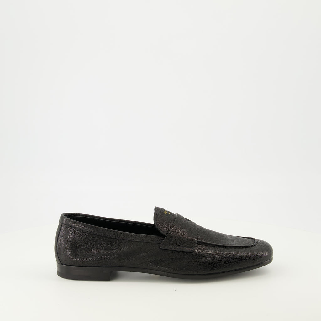 Imagen de los mocasines de cuero negro de la marca Prada para Hombre - Temporada Primavera-Verano 2026 - Vista lateral derecha