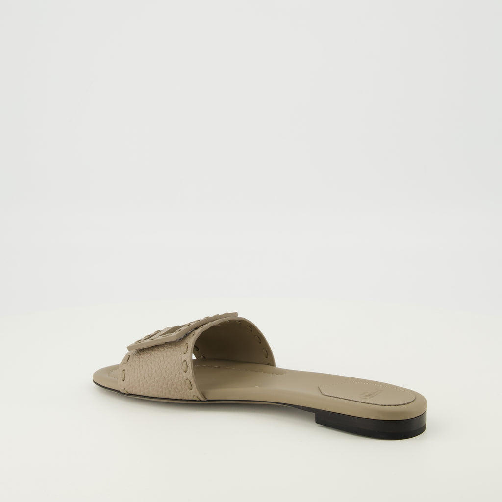 Imagem das Mules Baguette bege da marca Fendi para Senhora - Temporada Primavera-Verão 2026 - Vista três quartos traseira direita