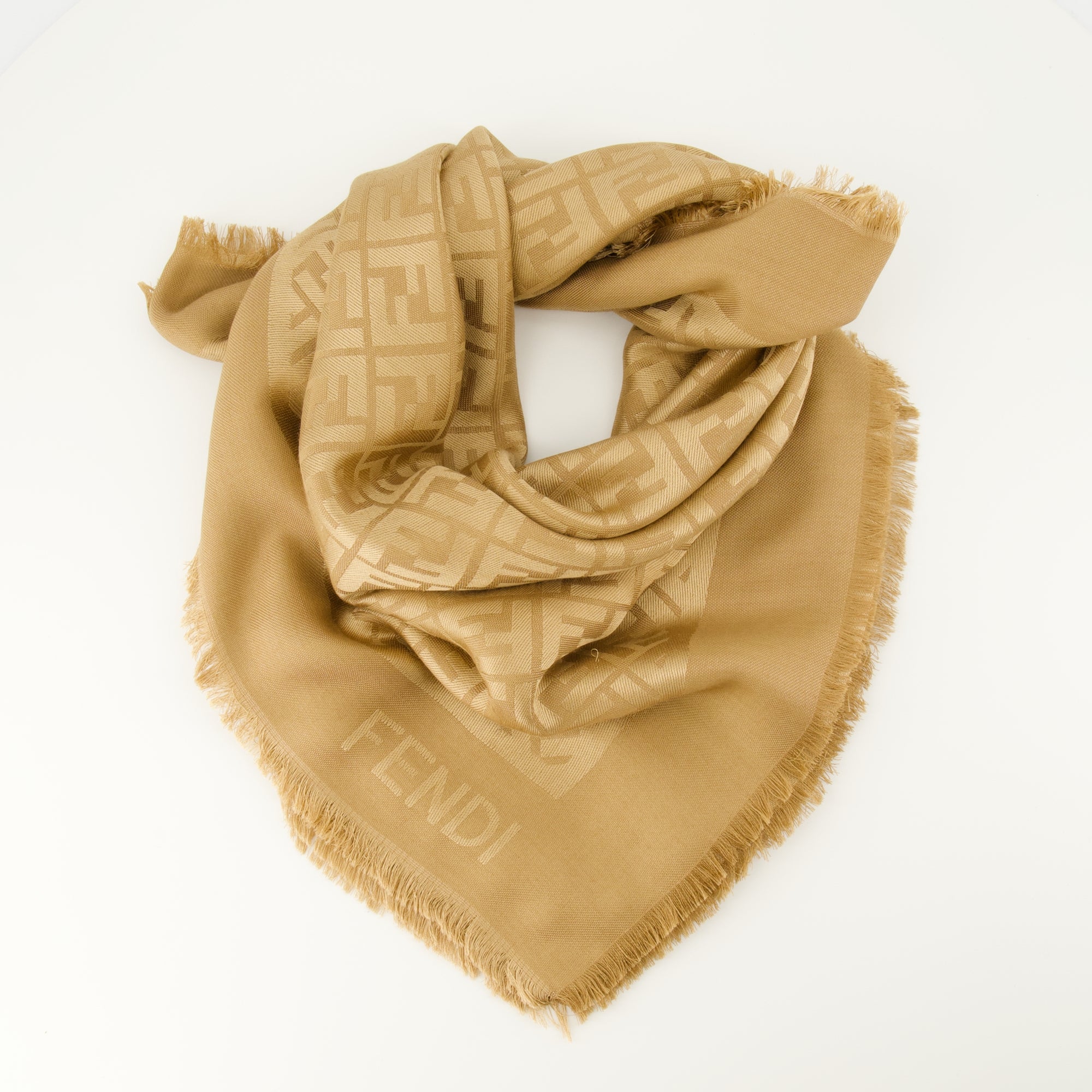 Imagen del chal FF de seda y lana de la marca Fendi para Mujer - Temporada Otoño-Invierno 2025 - Vista Frontal