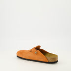 Image de l'article Mules Boston orange en suède de la marque Birkenstock pour Unisex - Saison Printemps-Été 2026 - Vue trois quarts arrière droite