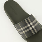 Imagen de las Chanclas Check Kaki de Burberry para Hombre - Temporada Primavera-Verano 2026 - Vista detallada desde arriba