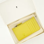 Imagen del porta tarjetas con cremallera Ami de coeur amarillo de la marca Ami PARIS para Unisex - Temporada Primavera-Verano 2026 - Vista Detallada 3