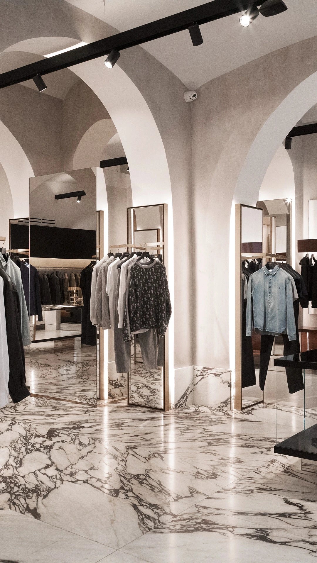 L'architecture de nos boutiques a été confiée au studio MN, dirigé par Massimiliano Naldi. Un design minimal