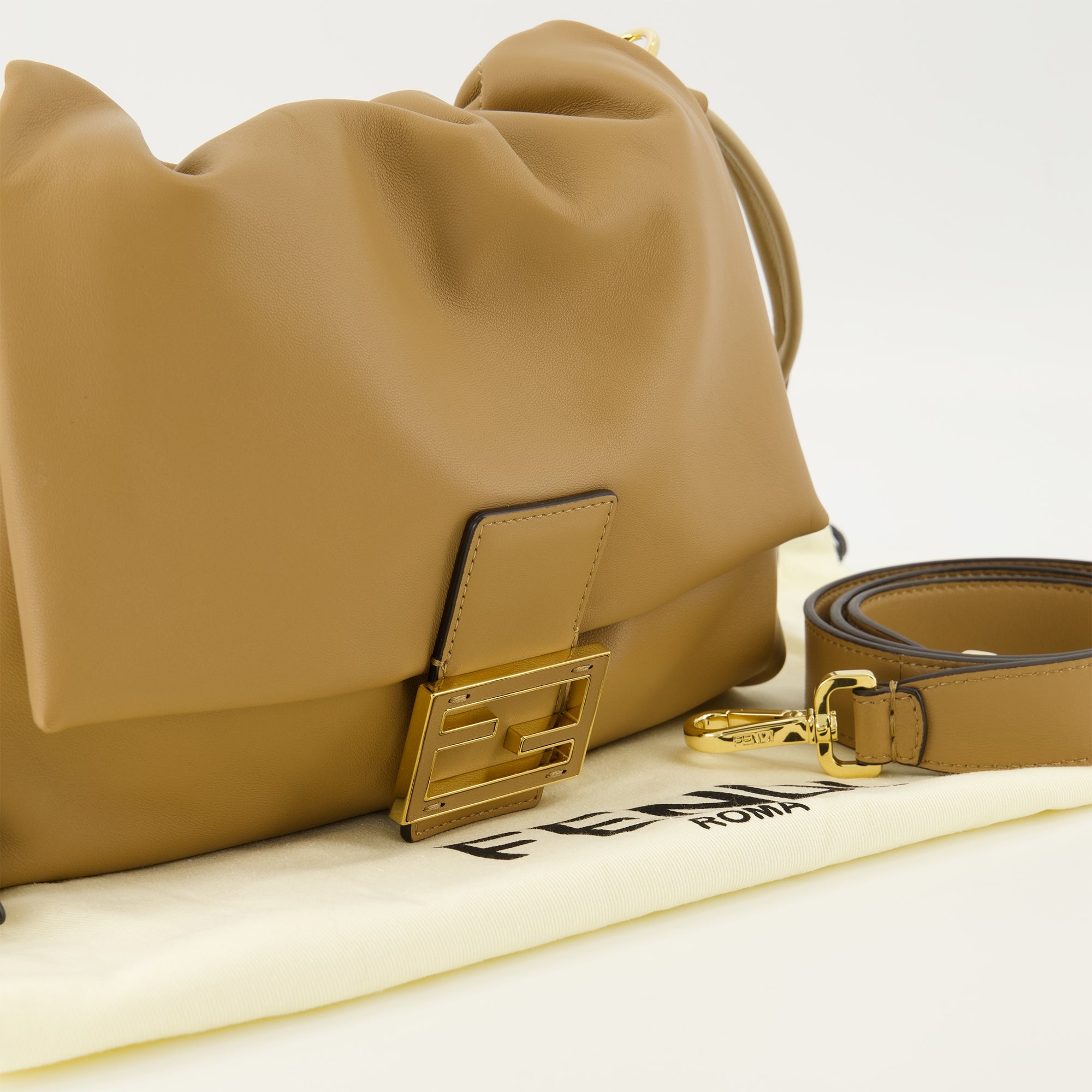 Image de l'article Sac Mamma Baguette Medium de la marque Fendi pour Femme - Saison Automne-Hiver 2025 - Vue détaillée_2