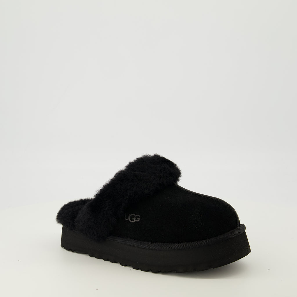 Uggの女性用黒ディスケットミュールの商品画像 - 2026年春夏シーズン - 右前方三分の一ビュー