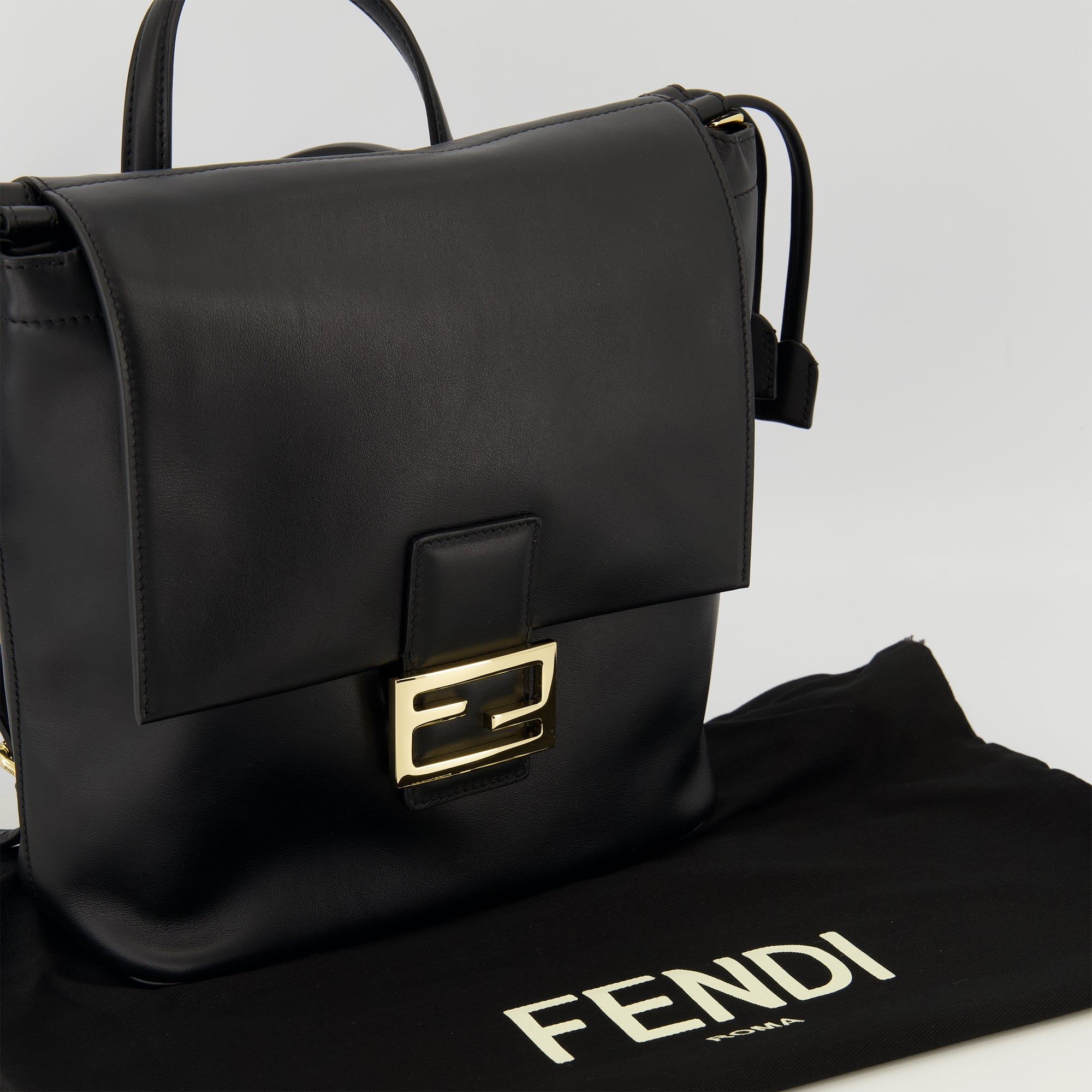 Image de l'article Sac à dos en cuir noir de la marque Fendi pour Femme - Saison Automne-Hiver 2025 - Vue détaillée_2