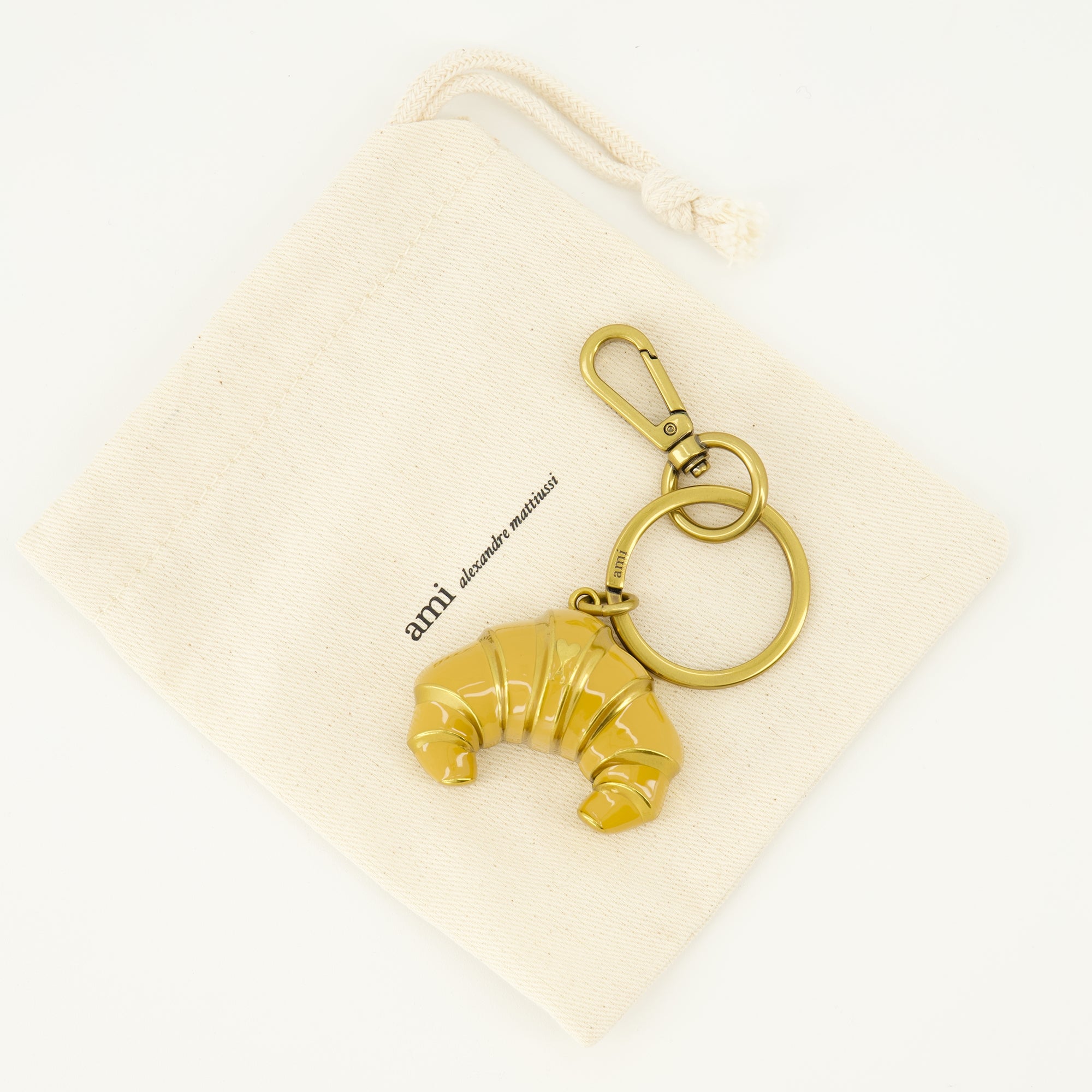 Bild des metallischen Croissant-Schlüsselanhängers der Marke Ami PARIS für Unisex - Frühling-Sommer 2026 - Detaillierte Ansicht_2