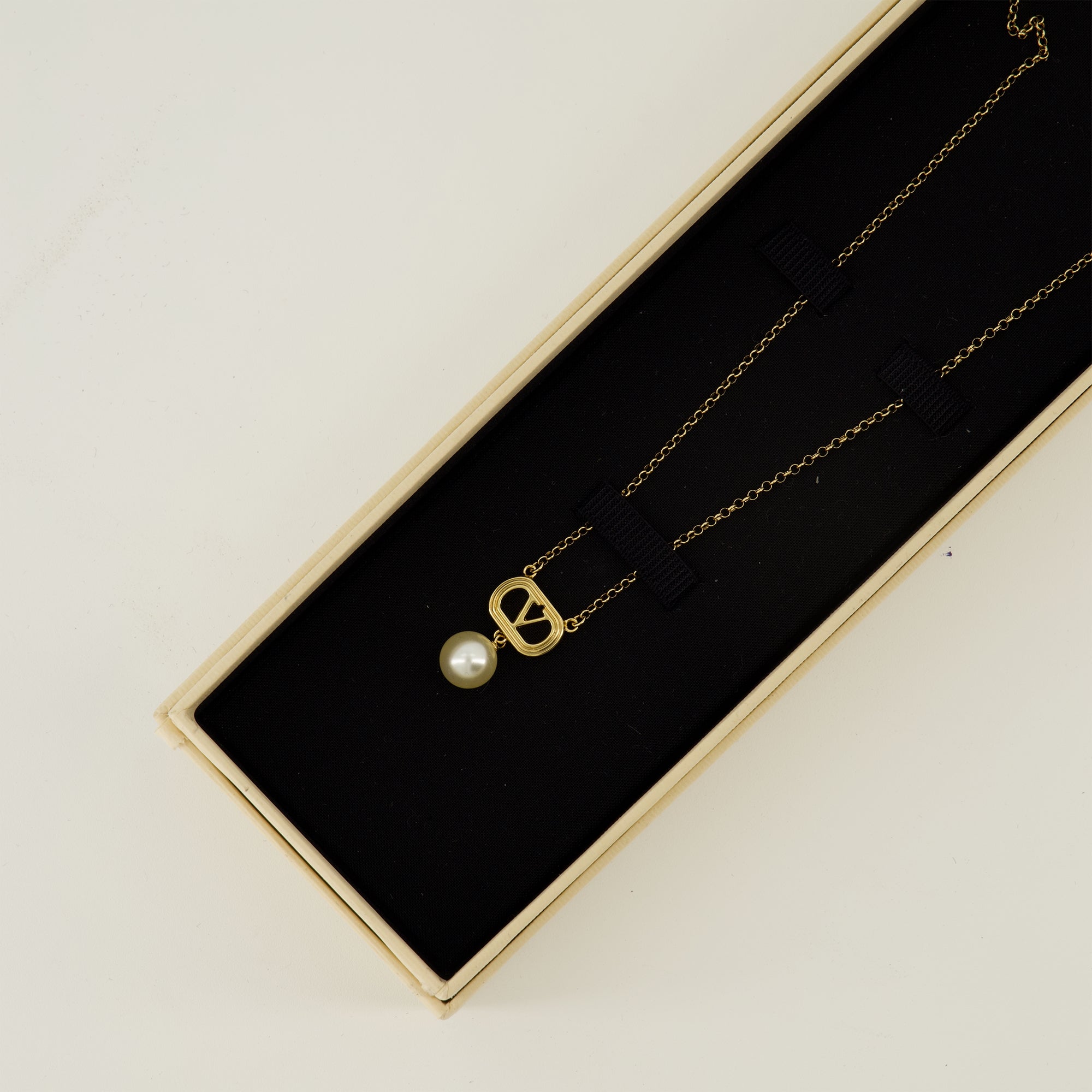 Image de l'article Collier VLogo à perle de la marque Valentino Garavani pour Femme - Saison Automne-Hiver 2025 - Vue détaillée_2