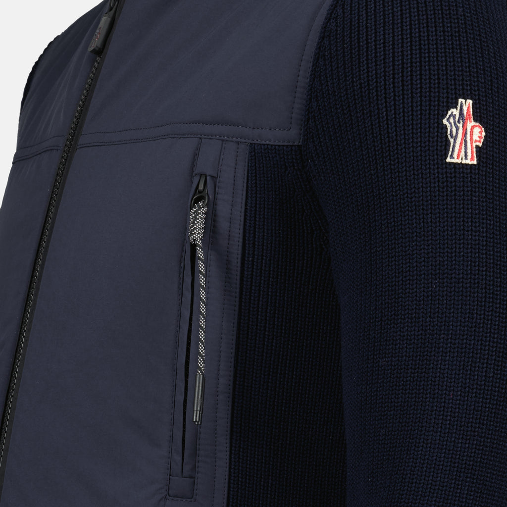 Bild des blauen Cardigan-Jackets aus zwei Materialien von Moncler Grenoble für Herren - Frühjahr-Sommer 2026 - Detailansicht_1