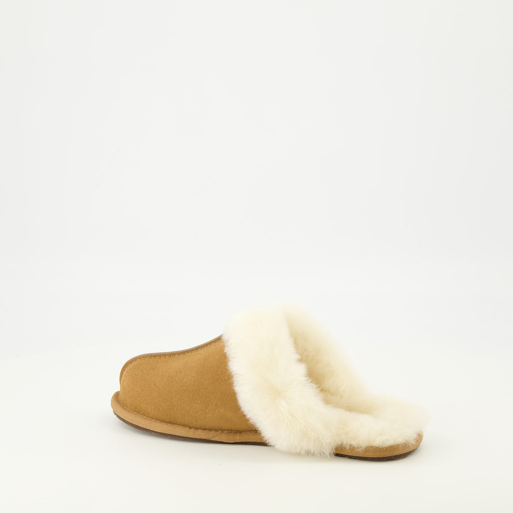 Imagen de los zapat slippers Scuffette II marrones de Ugg para Unisex - Temporada Primavera-Verano 2026 - Vista Detallada_1