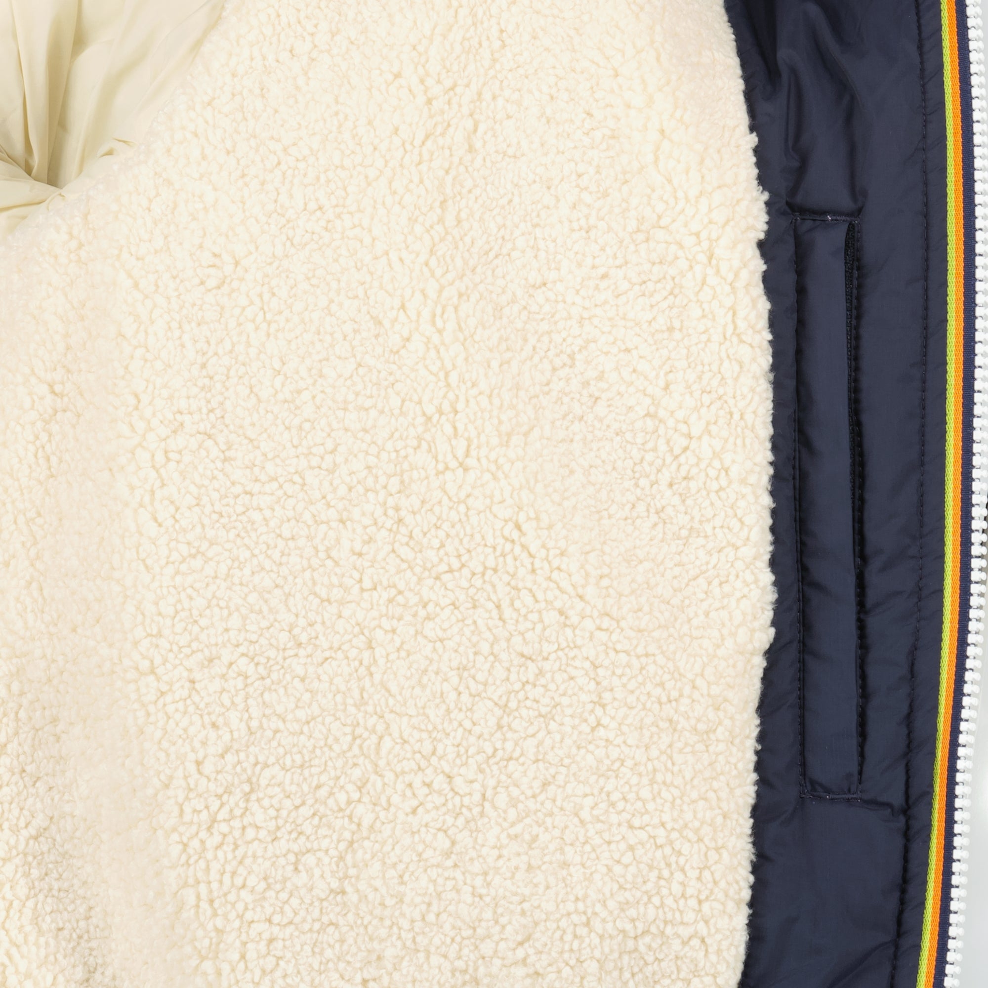 Imagen del artículo Veste Le Vrai 4.0 Claude Orsetto de la marca K-Way para Unisex - Temporada Otoño-Invierno 2025 - Vista Detallada_2