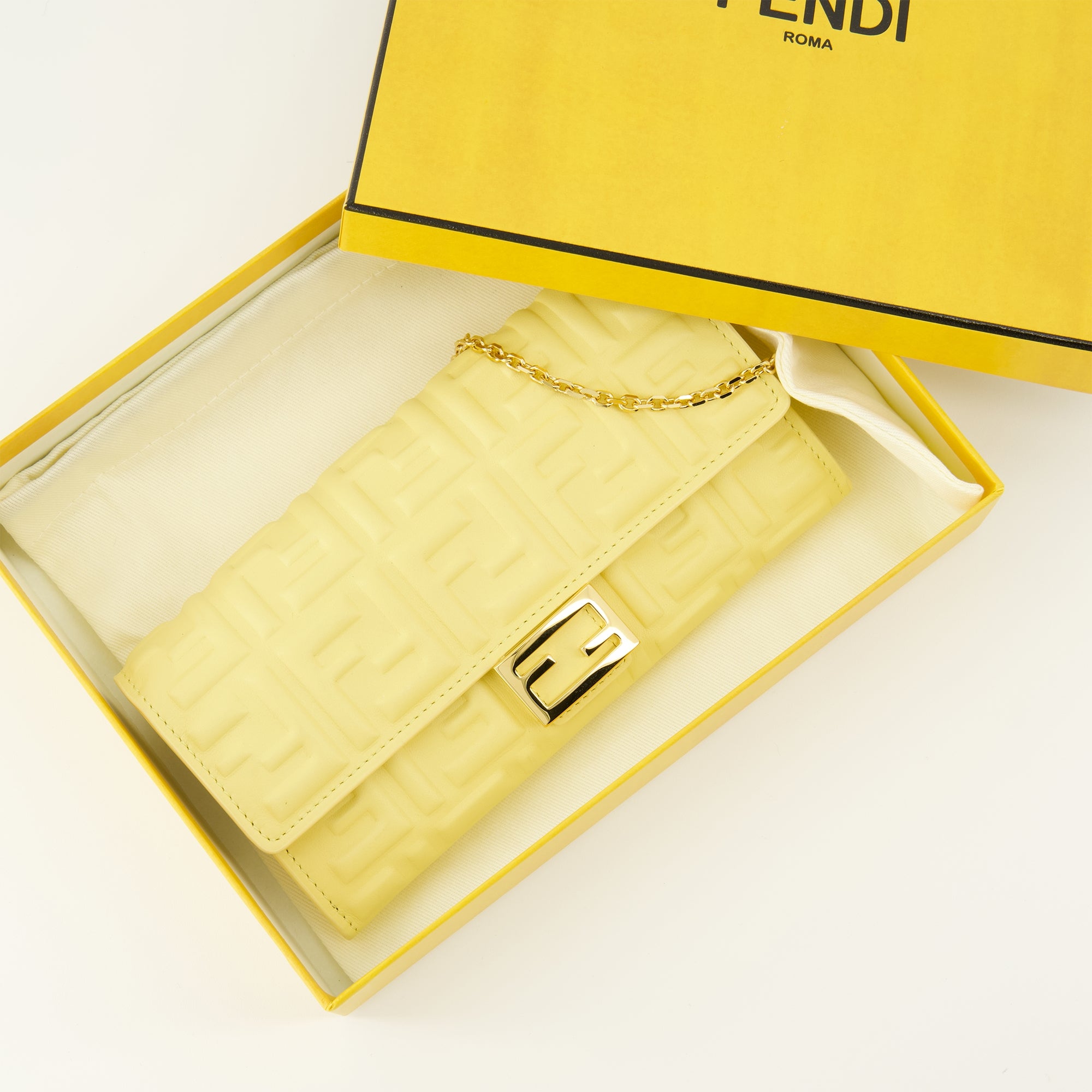 Image de l'article Portefeuille Baguette à chaîne jaune de la marque Fendi pour Femme - Saison Automne-Hiver 2025 - Vue détaillée_2