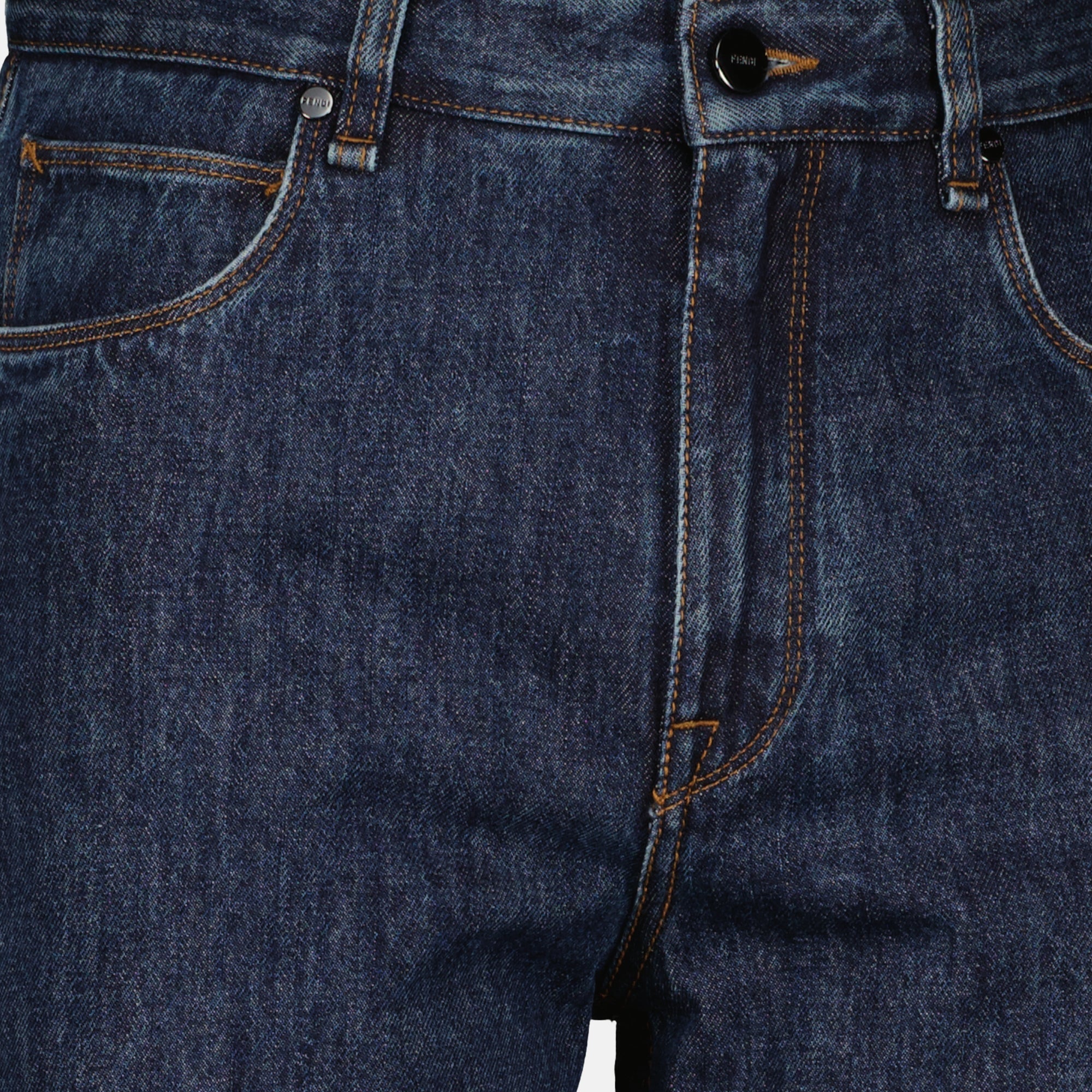 フェンディブランドの青いデニムジーンズの記事の画像 - 2026年春夏 - 詳細ビュー_2