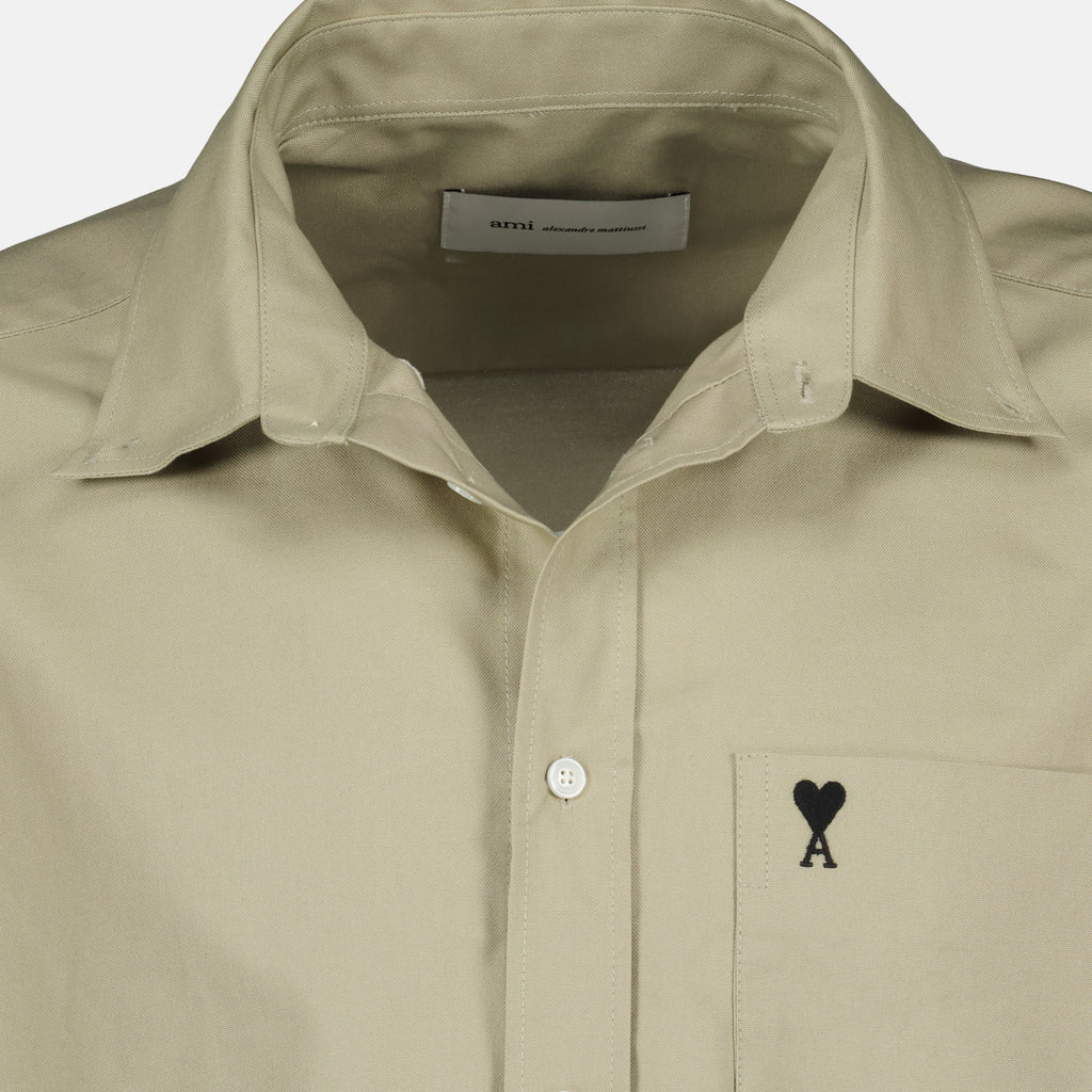 Imagem da camisa boxy AMI coração bege da marca Ami PARIS para Homem - Coleção Primavera-Verão 2026 - Vista Detalhada_1