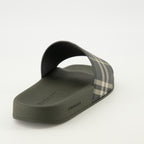 Imagen de las Chanclas Check Kaki de Burberry para Hombre - Temporada Primavera-Verano 2026 - Vista trasera