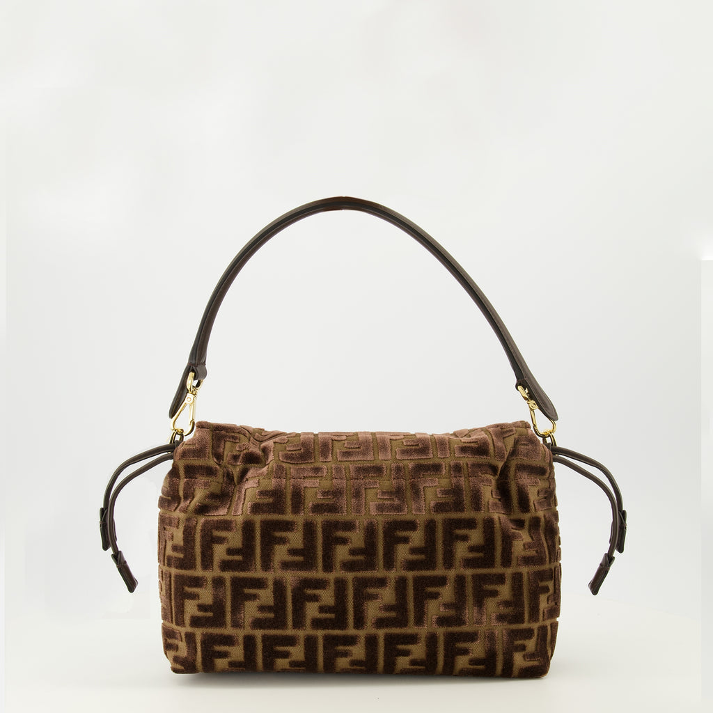 Imagen del bolso Mamma Baguette de Fendi en terciopelo marrón para mujer - Otoño/Invierno 2025 - Vista Trasera
