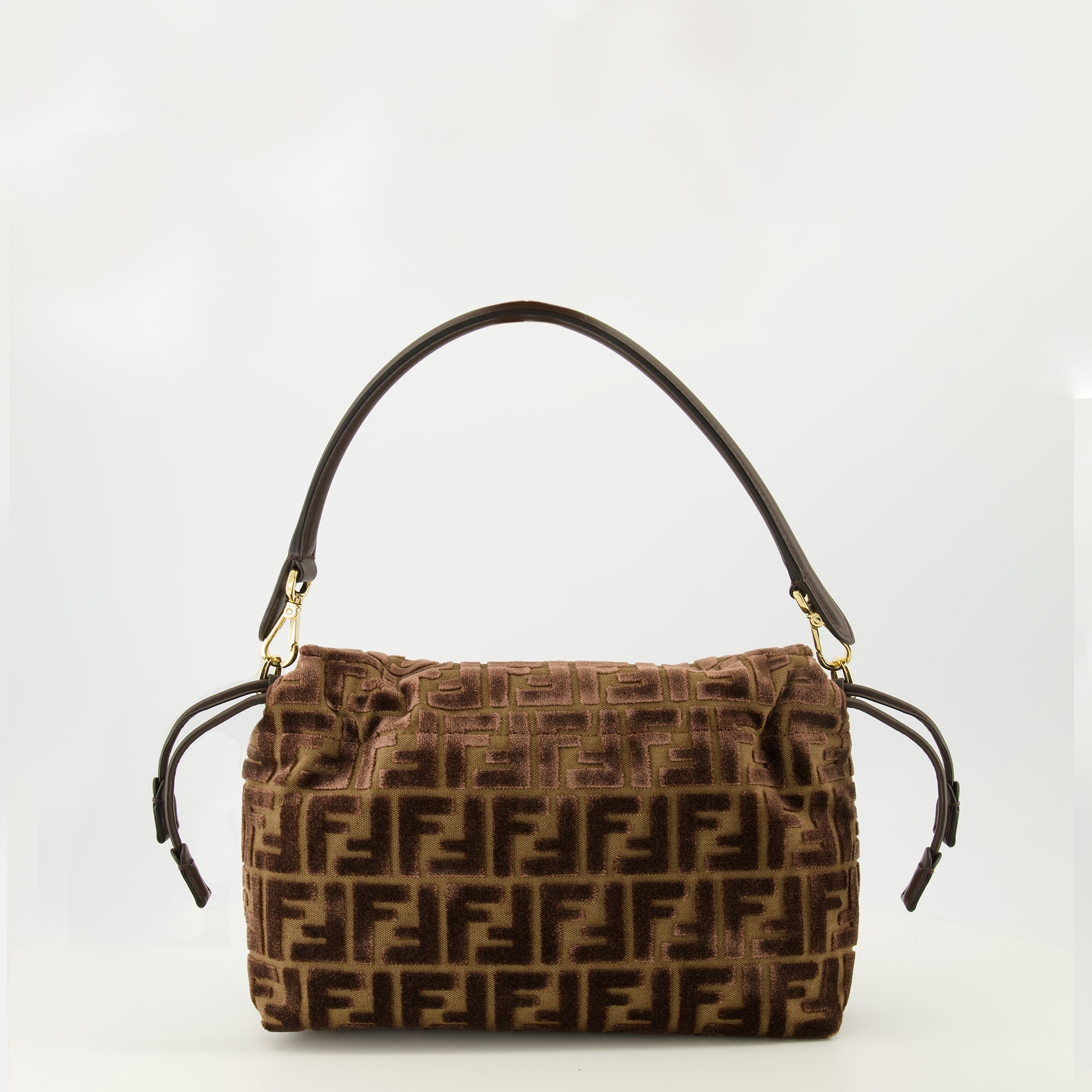 Image de l'article Sac Mamma Baguette en velours marron de la marque Fendi pour Femme - Saison Automne-Hiver 2025 - Vue de Dos