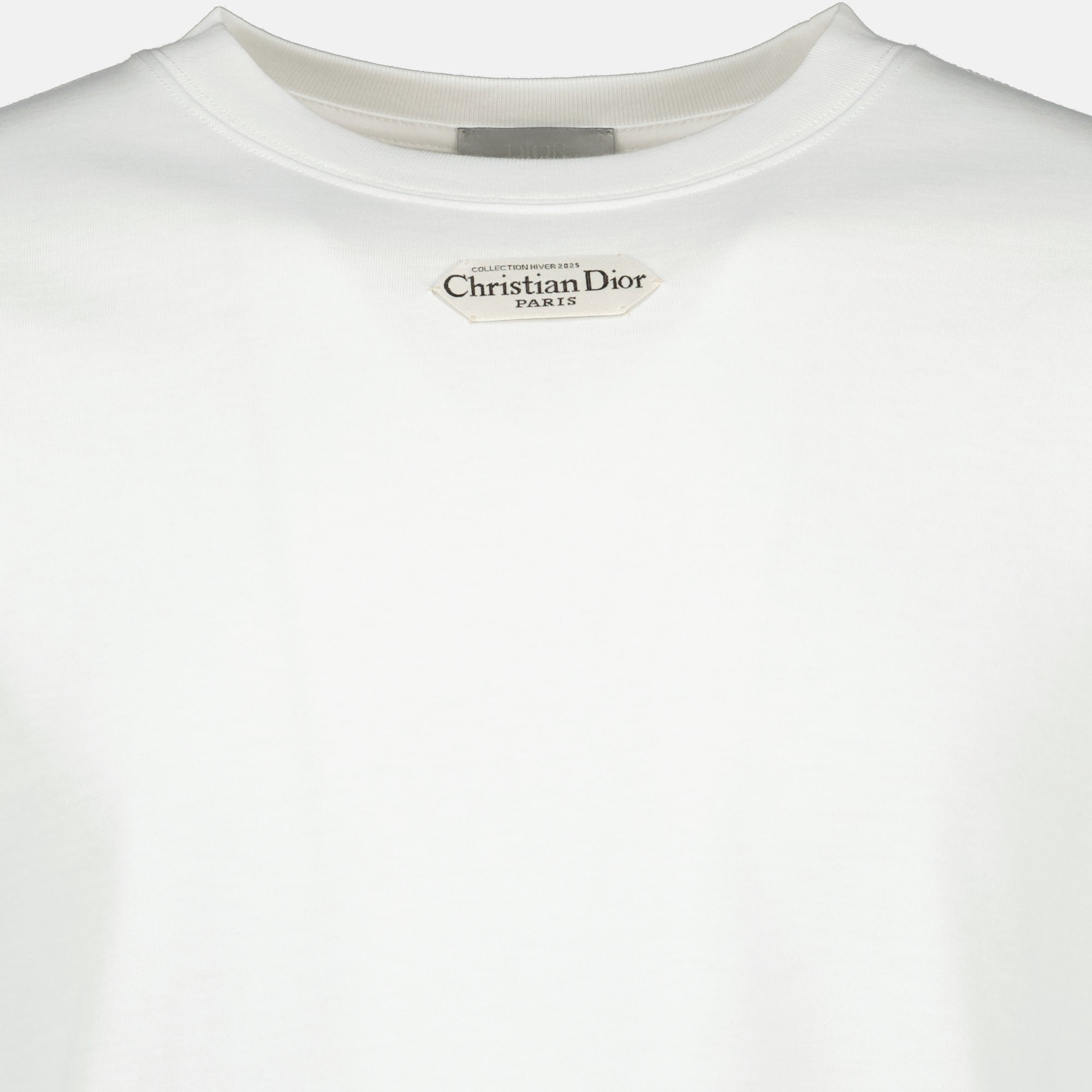 Immagine dell'articolo T-shirt bianca con etichetta della marca Dior per Uomo - Collezione Autunno-Inverno 2025 - Vista Dettagliata_2