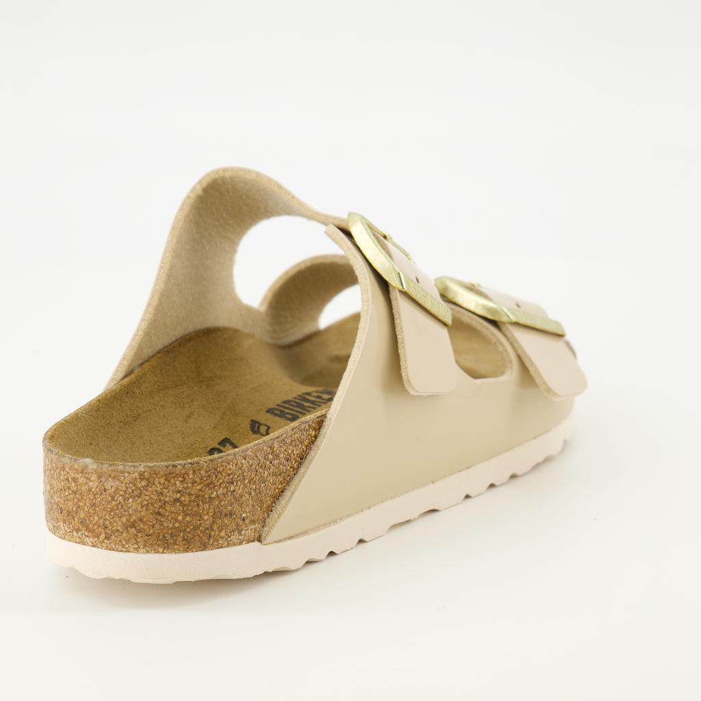 Immagine delle sandali Arizona beige del marchio Birkenstock per Unisex - Stagione Primavera-Estate 2026 - Vista posteriore