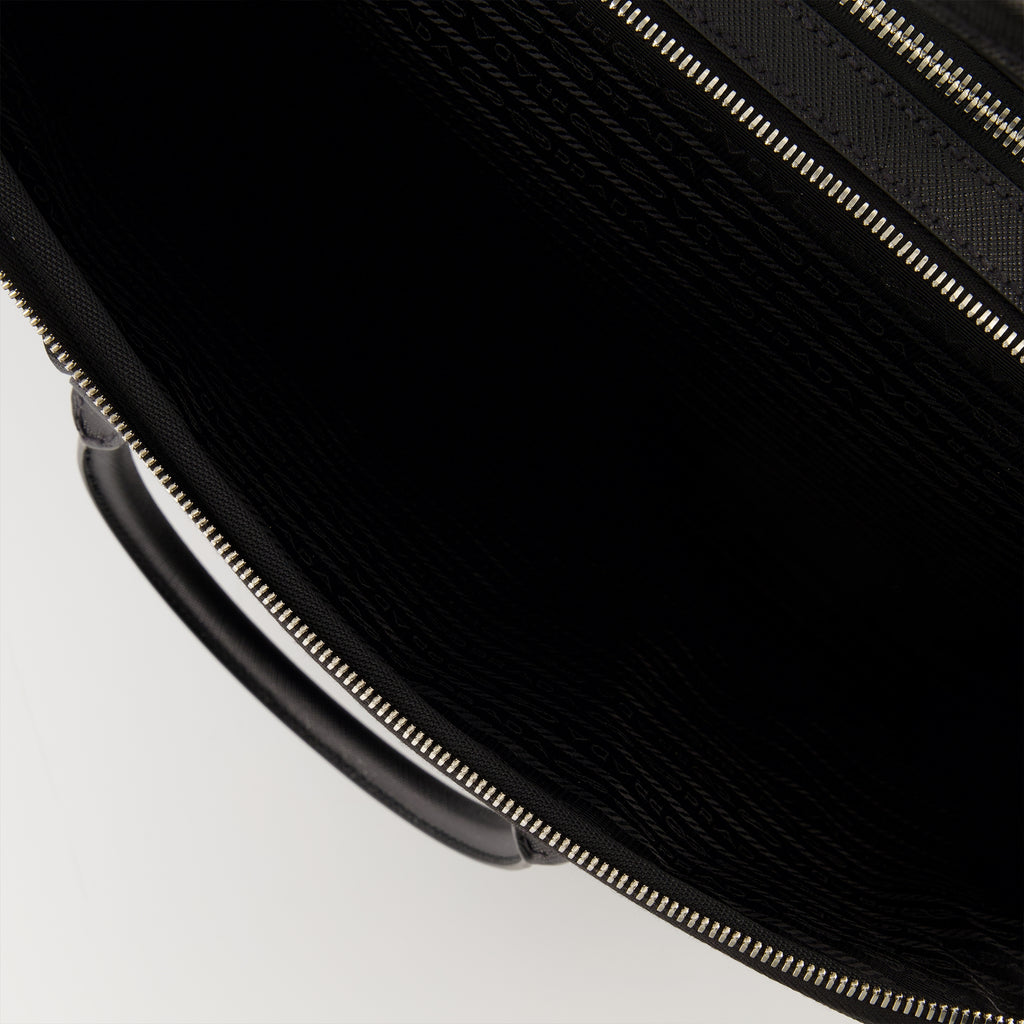 Image de l'article Malette en cuir Saffiano de la marque Prada pour Homme - Saison Automne-Hiver 2025 - Vue détaillée_3