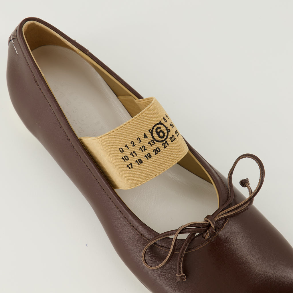 Image de l'article Ballerines Anatomic Numeric marron de la marque Mm6 pour Femme - Saison Printemps-Été 2026 - Vue détaillée de haut