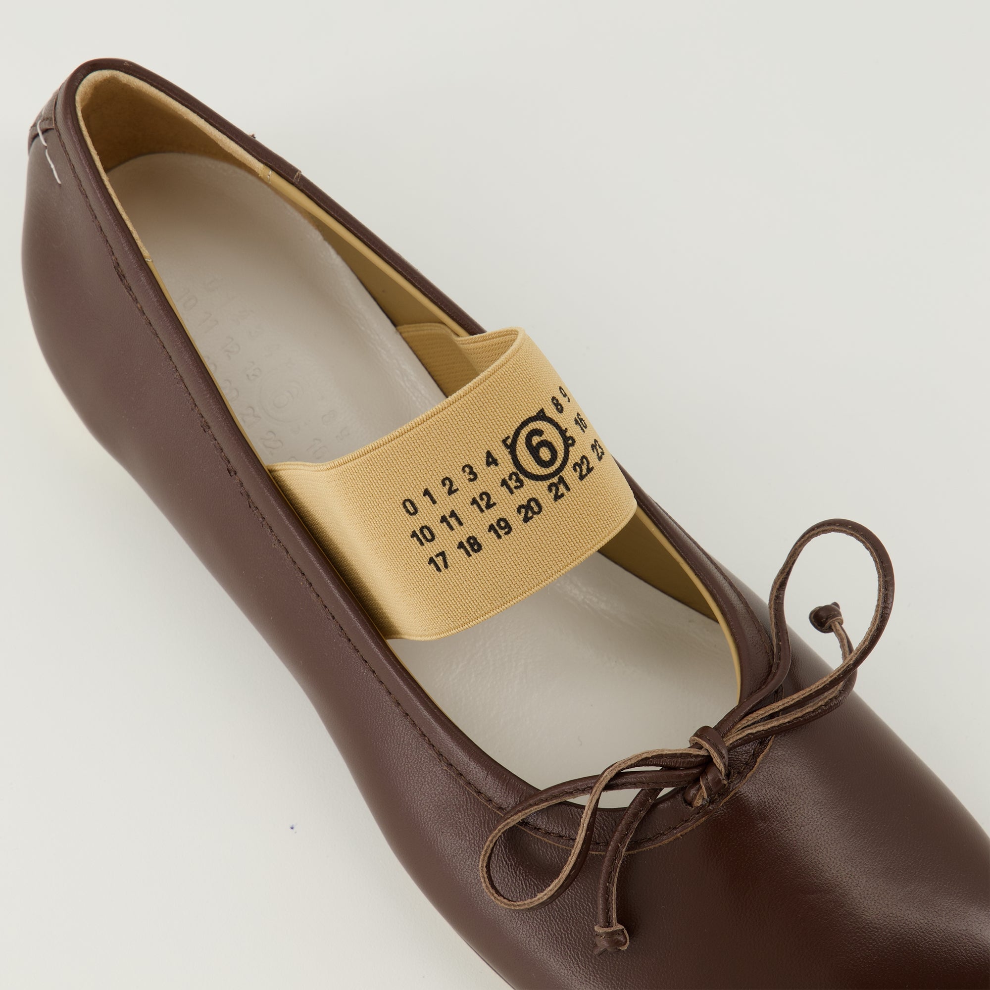 Mm6의 여성용 아나토믹 뉴마릭 갈색 발레리나 이미지 - 2026 봄-여름 - 상세한 위에서 보기