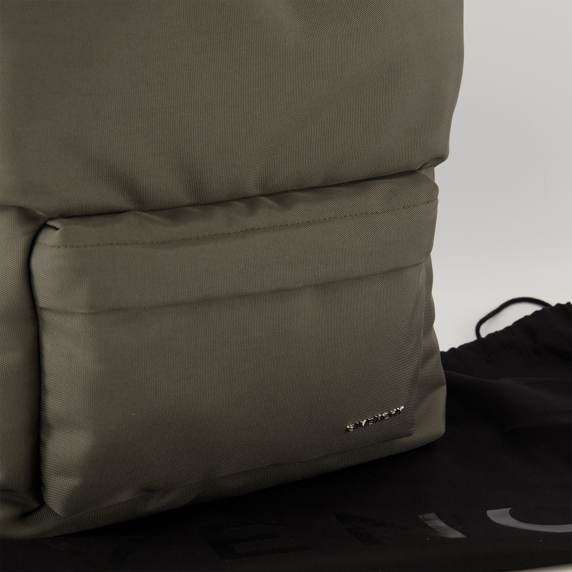 Imagen de la mochila Essential U en kaki de la marca Givenchy para Hombre - Temporada Primavera-Verano 2026 - Vista Detallada_2