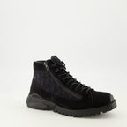 Imagen de las Botas Cheles Oblique de Dior para Hombre - Temporada Otoño-Invierno 2025 - Vista tres cuartos frontal derecha