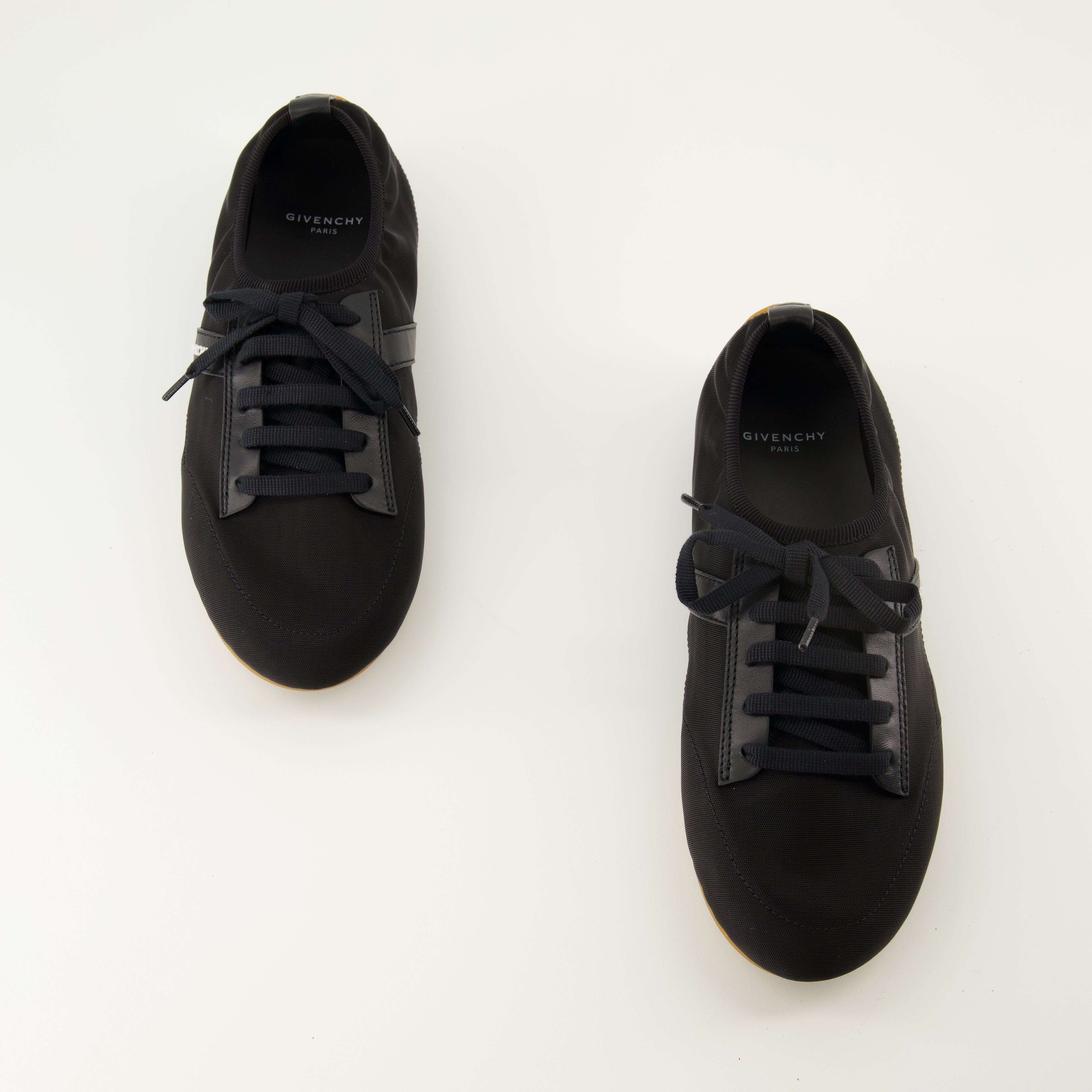 Image de l'article Basket Slim Powder de la marque Givenchy pour Femme - Saison Automne-Hiver 2025 - Vue de dessus paire de chaussure