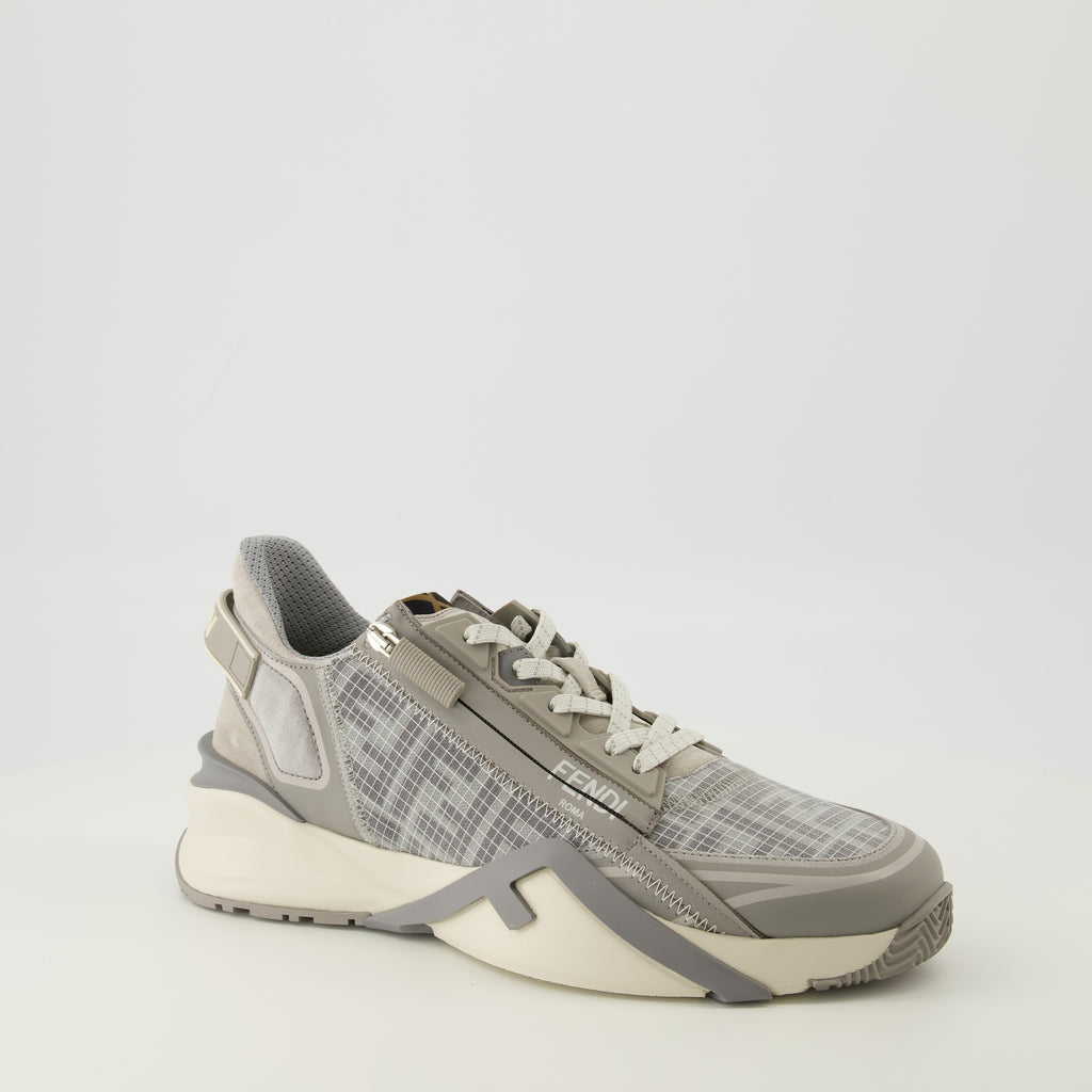 Imagen de las zapatillas Fendi Flow en malla y cuero gris de la marca Fendi para Hombre - Temporada Primavera-Verano 2026 - Vista tres cuartos frontal derecha