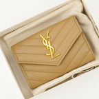 Imagen de la cartera Cassandre de la marca Saint Laurent para mujer - Temporada Otoño-Invierno 2025 - Vista Detallada_3