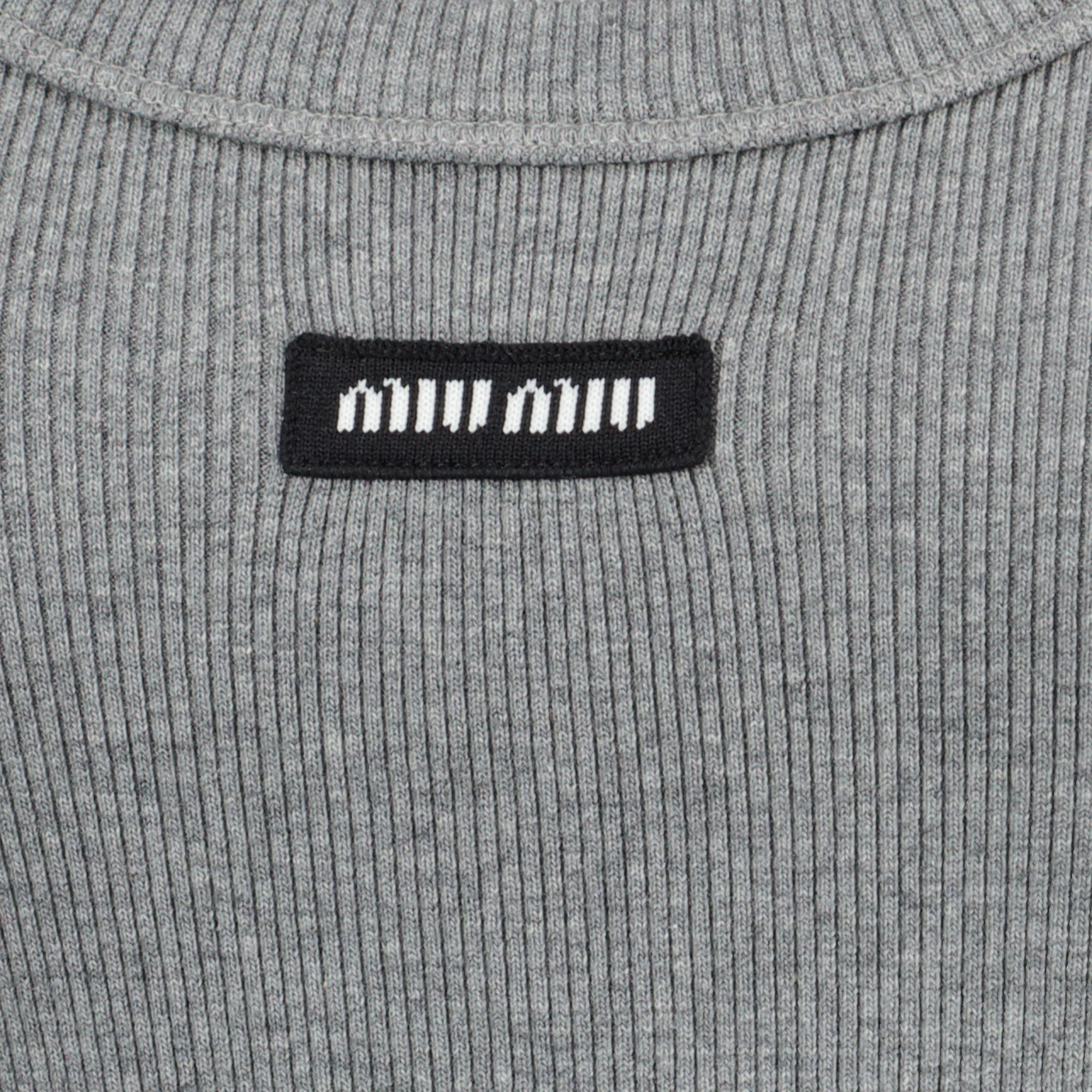 Bild des grauen gerippten Tanktops von Miu Miu für Frauen - Frühjahr/Sommer 2026 - Detailansicht 1