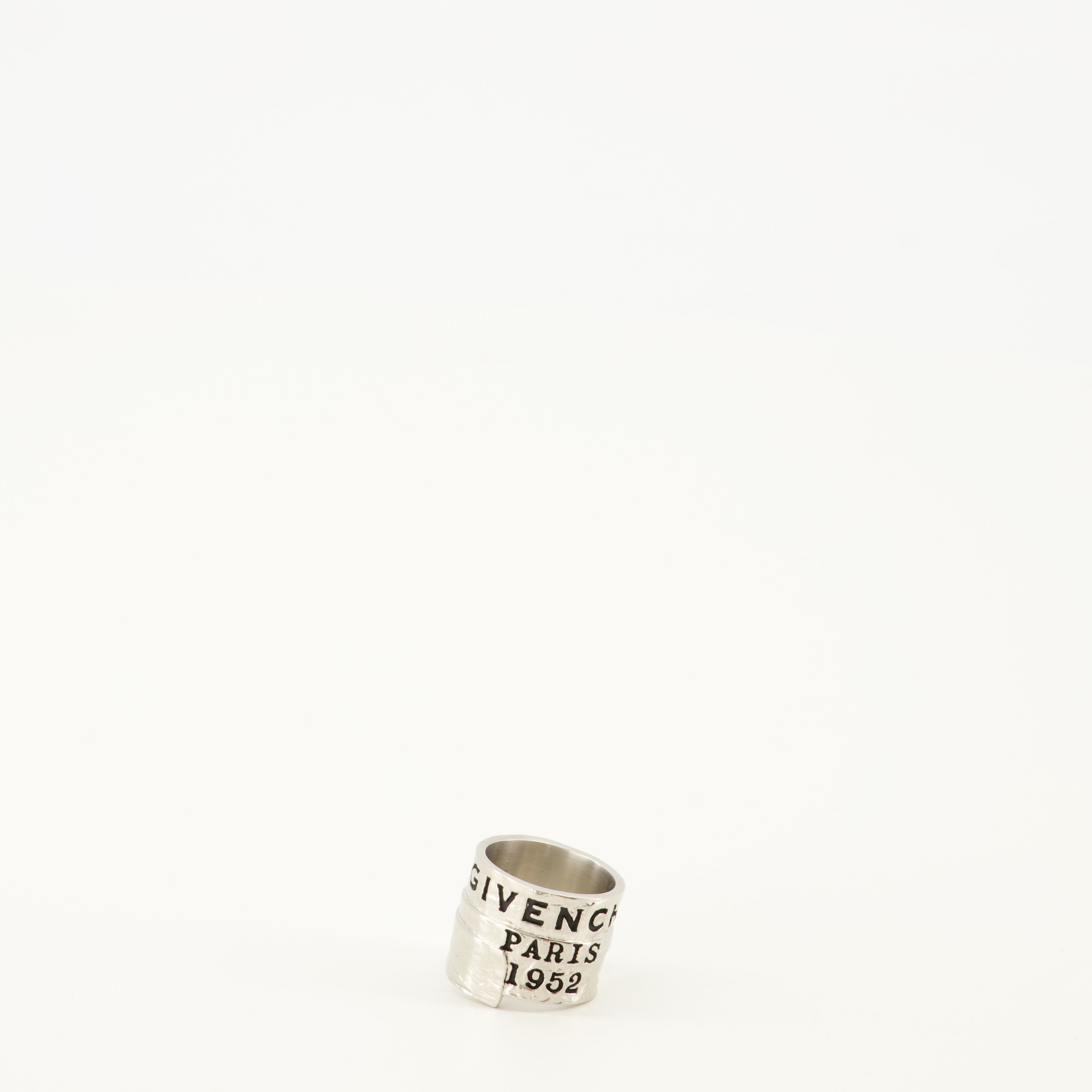 Image of the Givenchy Tape Ring from the Givenchy brand for Women - Fall-Winter 2025 - Detailed View_2