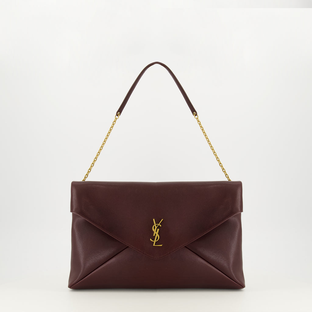 サン・ローレンの女性用カサンドルボルドーのクラッチバッグの画像 - 2026年春夏シーズン - 正面ビュー