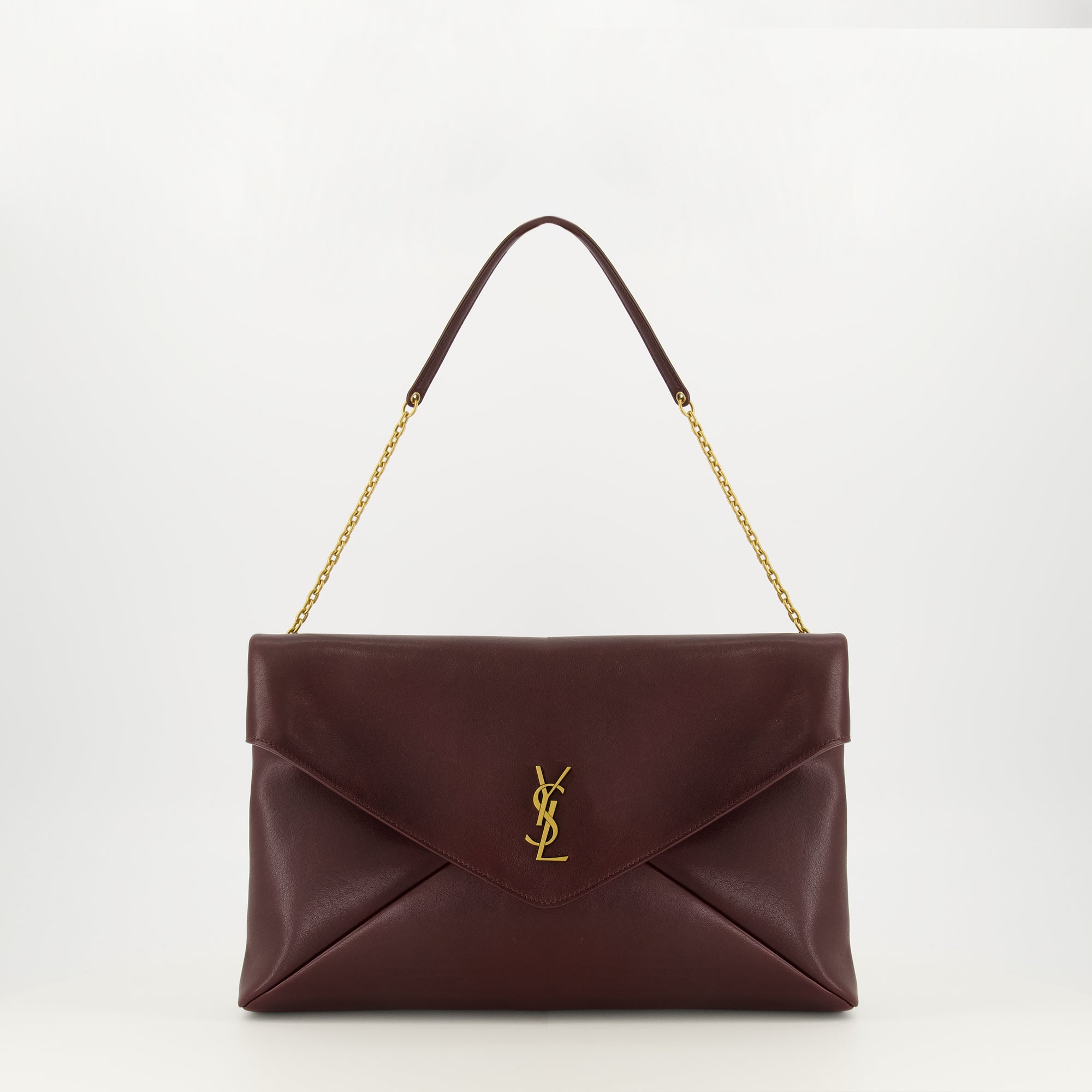 サン・ローレンの女性用カサンドルボルドーのクラッチバッグの画像 - 2026年春夏シーズン - 正面ビュー