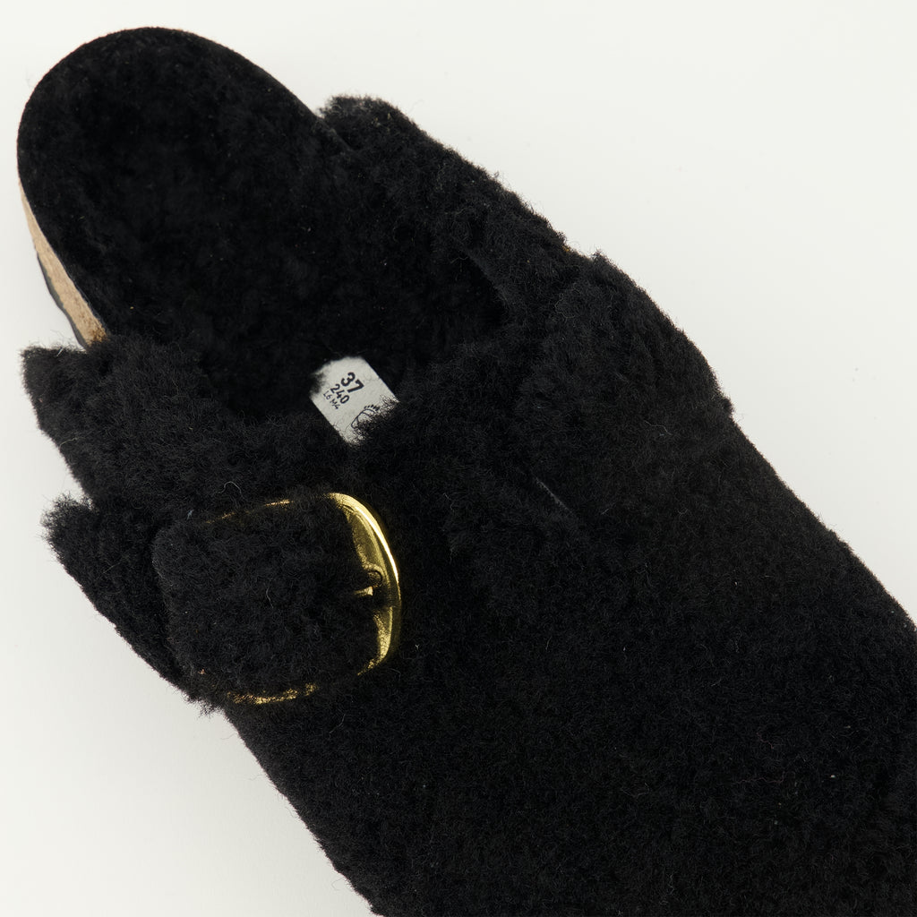 Image de l'article Mules Boston en teddy noir de la marque Birkenstock pour Femme - Saison Printemps-Été 2026 - Vue détaillée de haut