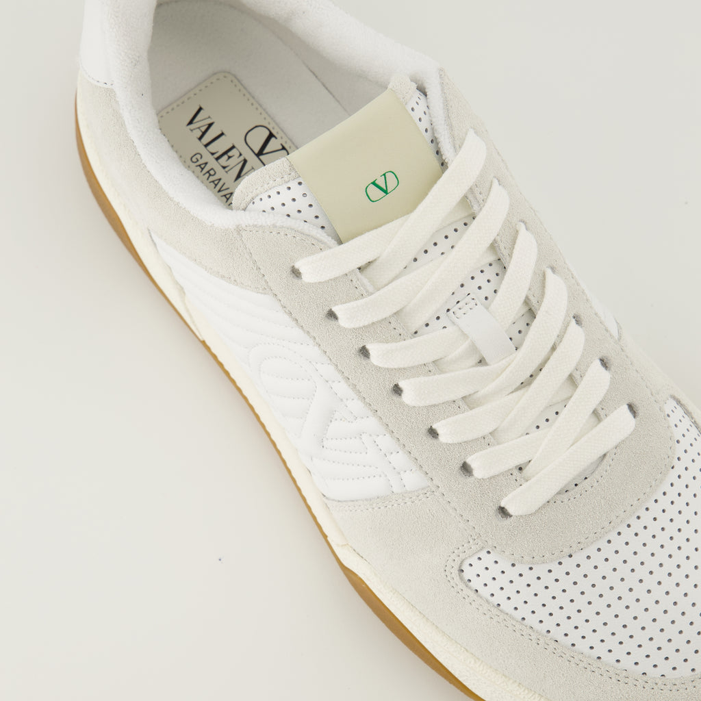 バレンティノ・ガラヴァーニの白いスパリー・スニーカーの画像 - メンズ - 2026年春夏 - 詳細な上面ビュー