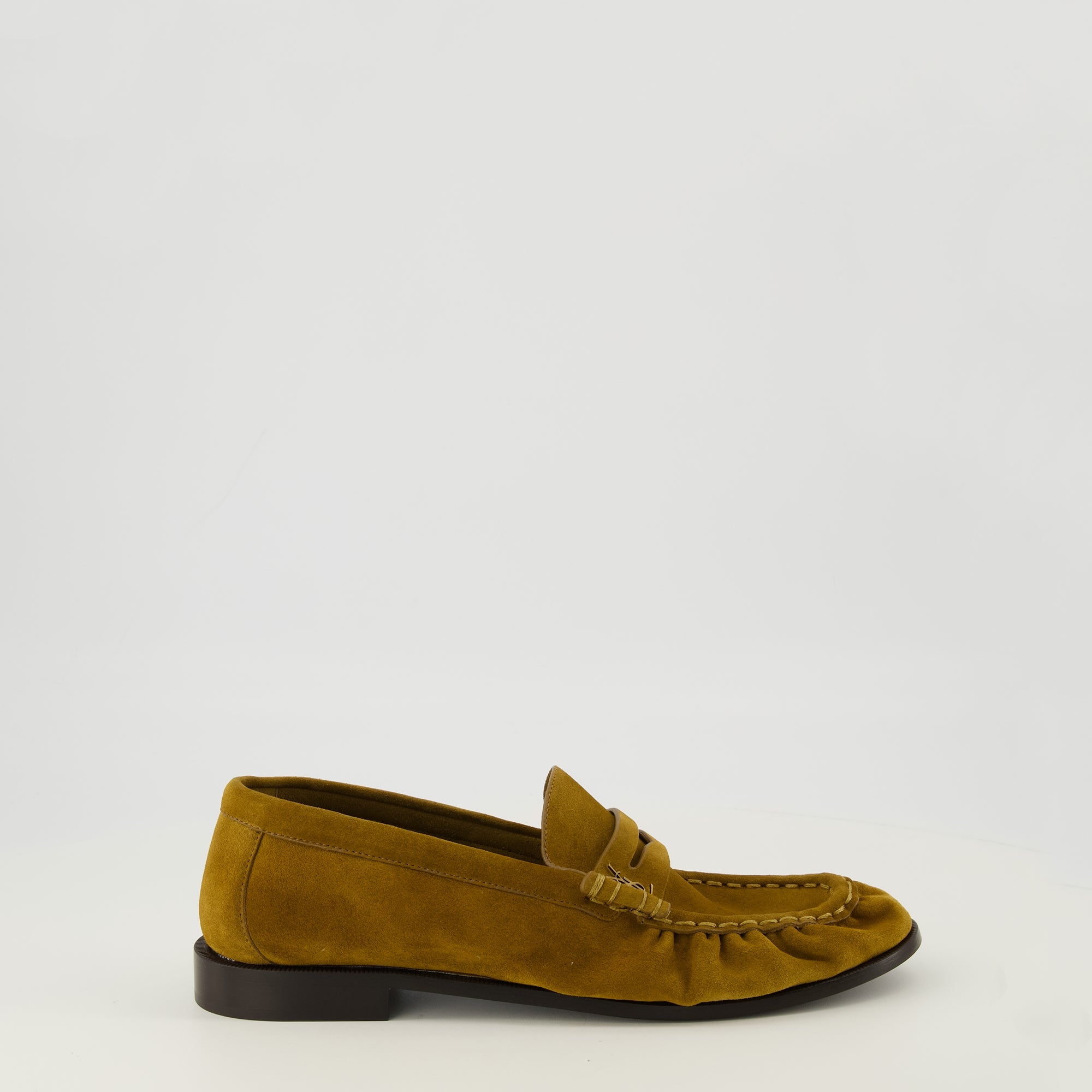 Image de l'article Mocassins Loafer en cuir suède marron de la marque Saint Laurent pour Homme - Saison Printemps-Été 2026 - Vue latérale droite