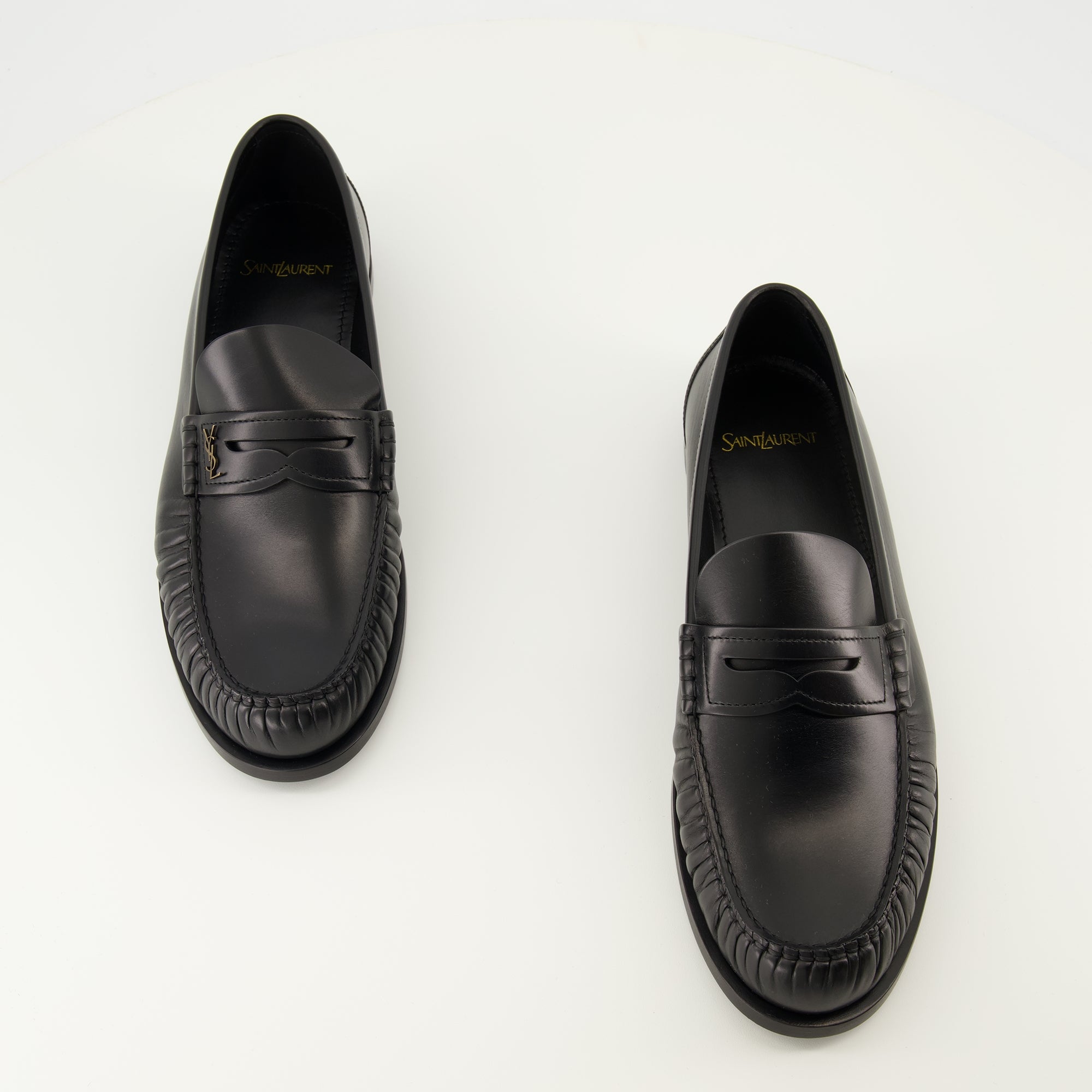 Imagen del artículo Mocasines Laurent de la marca Saint Laurent para Hombre - Temporada Otoño-Invierno 2025 - Vista superior do par de zapatos
