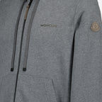 Imagen de la sudadera con cremallera gris de la marca Moncler para Hombre - Temporada Otoño-Invierno 2025 - Vista Detallada_1