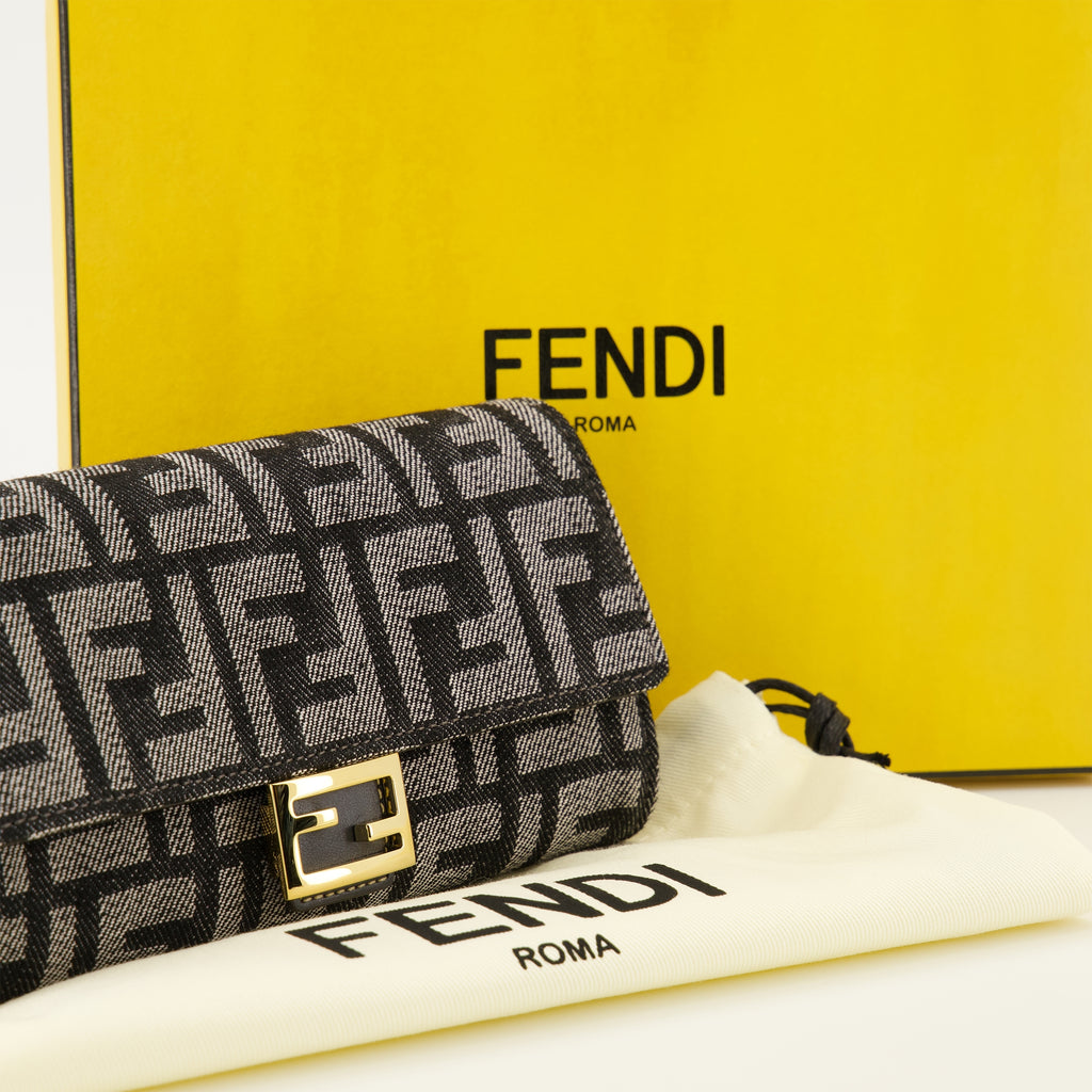 Image de l'article Portefeuille Baguette à chaîne en denim FF bleu de la marque Fendi pour Femme - Saison Automne-Hiver 2025 - Vue détaillée_2