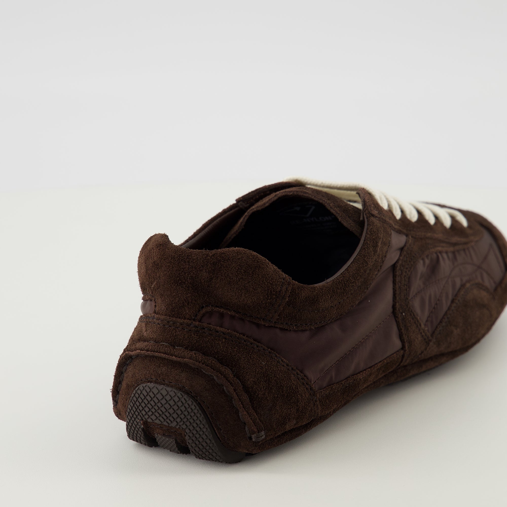 Imagen de las zapatillas Montecarlo marrones de la marca Prada para Mujer - Temporada Primavera-Verano 2026 - Vista trasera