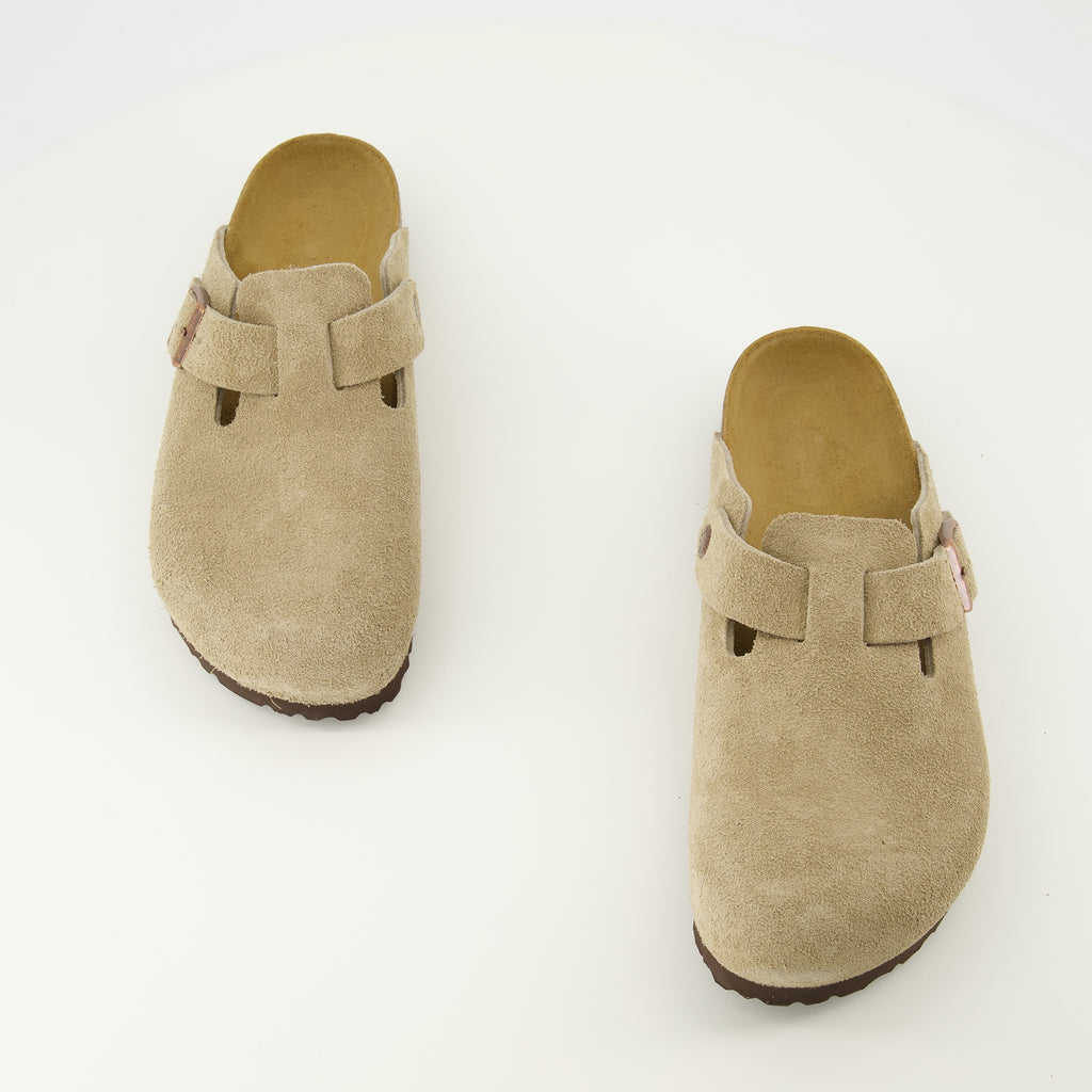 Imagem das mules Boston taupe da marca Birkenstock para Unisex - Temporada Primavera-Verão 2026 - Vista de cima do par de sapatos