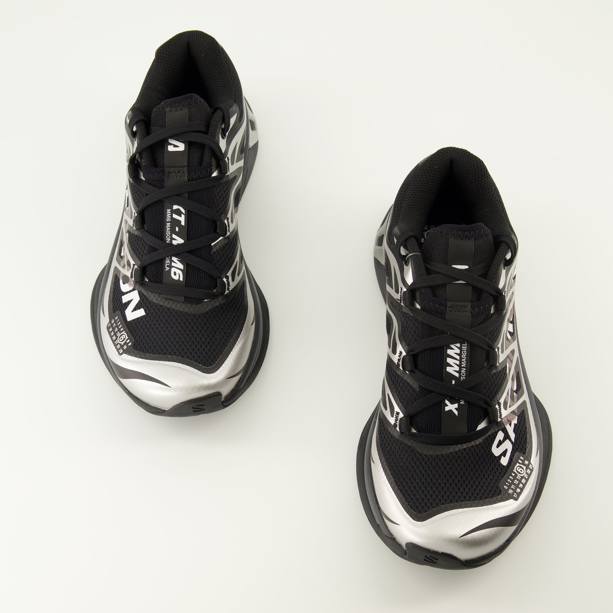 Imagen de las zapatillas MM6 x Salomon de la marca Mm6 para Mujer - Temporada Otoño-Invierno 2025 - Vista superior del par de zapatos