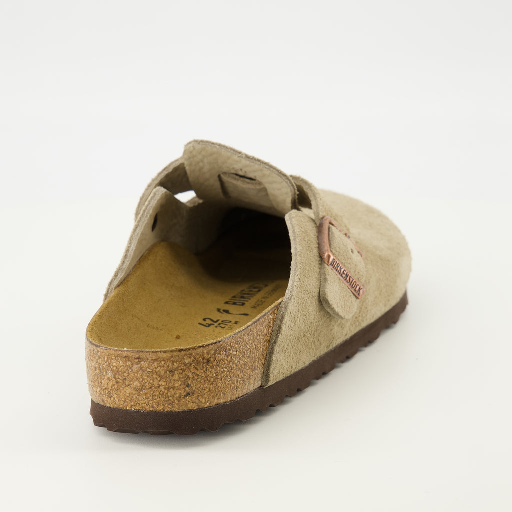 Imagem das mules Boston taupe da marca Birkenstock para Unisex - Temporada Primavera-Verão 2026 - Vista traseira